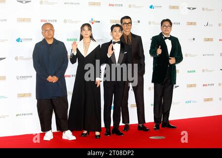 Busan, Südkorea. Oktober 2023. 4. Oktober 2023-Busan, Südkorea-der linke Regisseur Baek Jong Ryeol, die Schauspielerin Han Hyo Joo, der Schauspieler Oh Seung Hoon, der Schauspieler Cha Seung Won, der Schauspieler Cho Jin Woong posieren für Fotoanrufe während des 28. Busan International Film Festival Red Carpet Events im Busan Cinema Center in Busan, Südkorea (Foto: Seung-il Ryu/NurPhoto) Credit: NurPhoto SRL/Alamy Live News Stockfoto