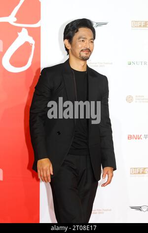 Busan, Südkorea. Oktober 2023. 4. Oktober 2023-Busan, südkoreanischer Schauspieler John Cho posiert für Fotoanrufe während des 28. Busan International Film Festival Red Carpet Events im Busan Cinema Center in Busan, Südkorea (Foto: Seung-il Ryu/NurPhoto) Credit: NurPhoto SRL/Alamy Live News Stockfoto