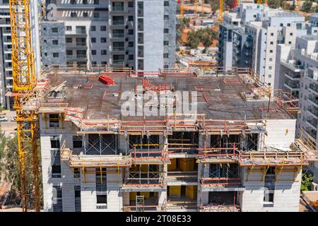 Zeitraffer beim Bau eines mehrstöckigen Gebäudes, beim Gießen von Beton, beim Verlegen von Bewehrungen für Beton, beim Einbau von Schalungen. Hochwertige Fotos Stockfoto