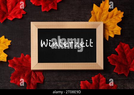 3. Oktober 2023: Tafel mit Inschrift Winterzeit mit bunten Blättern. Symbol Bild Zeitänderung FOTOMONTAGE *** Kreidetafel mit Aufschrift Winterzeit mit bunten Blättern. Symbolbild Zeitumstellung FOTOMONTAGE Credit: Imago/Alamy Live News Stockfoto