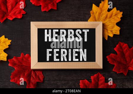 3. Oktober 2023: Tafel mit Inschrift Herbsturlaub mit bunten Blättern. Herbstferien für Kinder und Studenten FOTOMONTAGE *** Kreidetafel mit Aufschrift Herbstferien mit bunten Blättern. Ferien im Herbst für Kinder und Schüler FOTOMONTAGE Credit: Imago/Alamy Live News Stockfoto