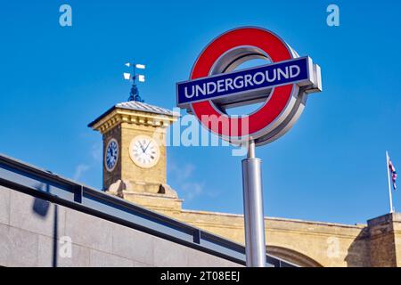 U-Bahn-Schild am Bahnhof Kings Cross - London Stockfoto