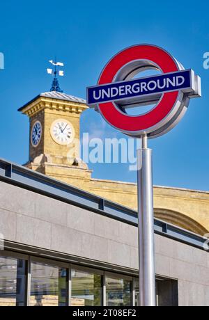 U-Bahn-Schild am Bahnhof Kings Cross - London Stockfoto