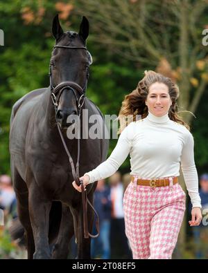 Laura COLLETT aus Großbritannien mit Dacapo während der ersten Pferdeinspektion bei den Boekelo Horse Trials CCIO 4*-NC-L am 4. Oktober 2023, Niederlande (Foto: Maxime David/MXIMD Pictures - mximd.com) Stockfoto