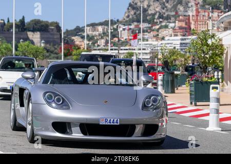 Der graue Porsche Carrera GT fährt auf der Straße Stockfoto