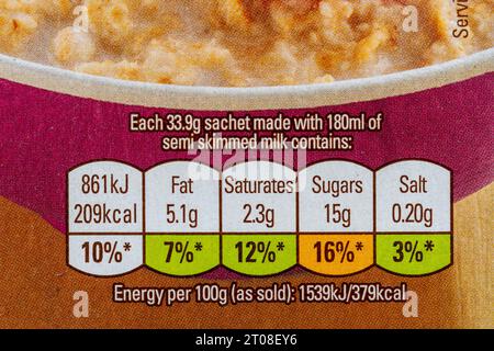 Lebensmitteletikett mit Nährwertangaben auf der Packung Hafer so Simple Porridge oder Haferbeutel, England, UK Stockfoto