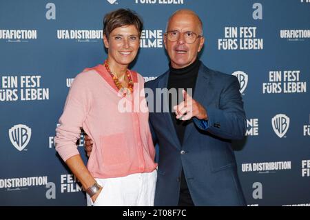 Christoph Maria Herbst mit Ehefrau Gisi Herbst bei der Premiere des Kinofilms ein fest fürs Leben im Cinedom. Köln, 04.10.2023 *** Christoph Maria Herbst mit Frau Gisi Herbst bei der Premiere des Films ein fest fürs Leben im Cinedom Köln, 04 10 2023 Foto:XR.xSchmiegeltx/xFuturexImagex fest 3097 Credit: Imago/Alamy Live News Stockfoto