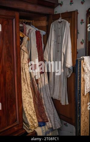 Kleiderschrank im Skaill House Museum, Orkney Island, Schottland, vertikale Aufnahme Stockfoto
