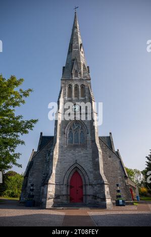 Invergordon Parish Church am Morgen, Tiefwinkelansicht, vertikale Aufnahme Stockfoto