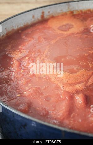 Zubereitung von Wurst, Rippchen, Rindfleisch, Zwiebeln und Tomaten für neapolitanische Ragù auf Orecchiette Pasta in der Hausküche Stockfoto