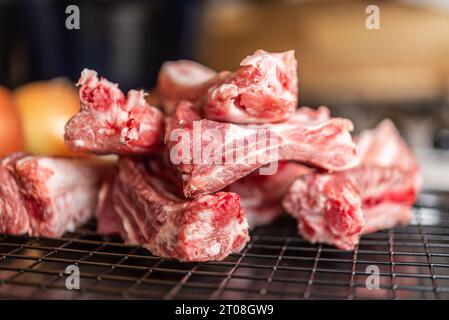 Zubereitung von Wurst, Rippchen, Rindfleisch, Zwiebeln und Tomaten für neapolitanische Ragù auf Orecchiette Pasta in der Hausküche Stockfoto