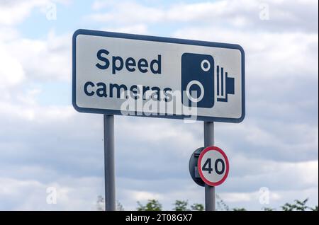 Radarkamera Straßenschild, Windsor Road, Runnymede, Surrey, England, Vereinigtes Königreich Stockfoto