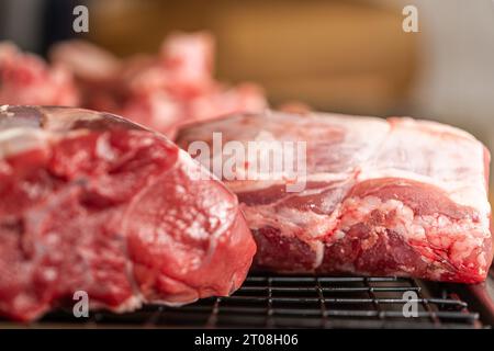 Zubereitung von Wurst, Rippchen, Rindfleisch, Zwiebeln und Tomaten für neapolitanische Ragù auf Orecchiette Pasta in der Hausküche Stockfoto