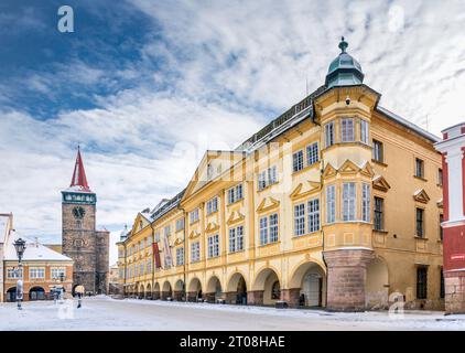 Valdicka Tor, 1568, und Zamek (Schloss, Chateau) im Winter, bei Valdštejnské náměstí in Jičín, Tschechien Stockfoto