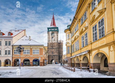 Valdicka Tor, 1568, und Zamek (Schloss, Chateau) im Winter, bei Valdštejnské náměstí in Jičín, Tschechien Stockfoto