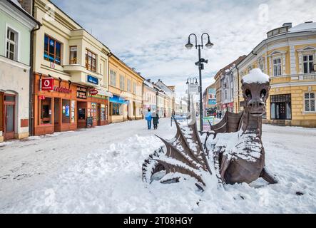 Pohadkovy drak (Märchendrache) Skulptur von Jiri Kmosek, mit Schnee bedeckt, in der Husova Straße in Jičín, Tschechische Republik Stockfoto