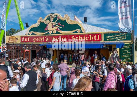 München, Impressionen zum 188. Münchner Oktoberfest auf der Theresienwiese, auf gehts beim Schichtl, Hinrichtungs Variete, Illusionspalast *** München, Impressionen vom Münchner Oktoberfest 188 auf der Theresienwiese, auf gehts beim Schichtl, Hinrichtungs Variete, Illusionspalast Credit: Imago/Alamy Live News Stockfoto