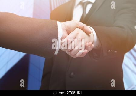 Geschäft Leute die Hände schütteln, bis Beendigung einer Versammlung Stockfoto