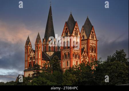 Spätromanische / frühgotische Kathedrale St. Georg in Limburg an der Lahn, Hessen, Deutschland. Erbaut in den späten 1100er/frühen 1200er Jahren n. Chr., hat er sieben Türme unterschiedlicher Höhe, darunter einer mit einem leicht geschwungenen Turm. Das üppige und farbenfrohe Äußere verdankt es aufwändigen Restaurierungsarbeiten in den 1960er und 70er Jahren, deren Farben von Spuren der Originalfarbe bestimmt wurden. Stockfoto