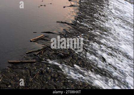 Weir über die Lahn in Limburg an der Lahn, Hessen, Deutschland. Stockfoto