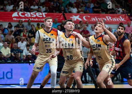 Murcia Spanien 27. September 2023: SIMON BIRGANDER schwedischer Pivot-Spieler von Ucam RODIONS KURUCS lettischer Flügelspieler von Ucam DUSTIN SLEVA Stockfoto