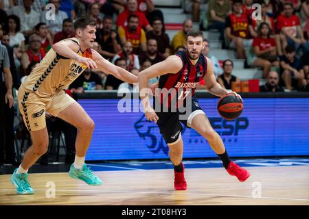 Murcia Region Murcia Spanien 27. September 2023: DUSTIN SLEVA amerikanischer Flügelspieler von Ucam NIKOS ROGKAVOPOULOS griechischer Flügelspieler von Baskonia Stockfoto