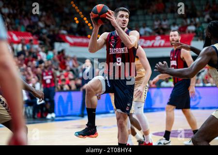 Murcia Spanien 27. September 2023: VANJA MARINKOVIC bewacht den serbischen Baskonia-Spieler während des Spiels UCAM Murcia CB gegen Baskonia Baske Stockfoto