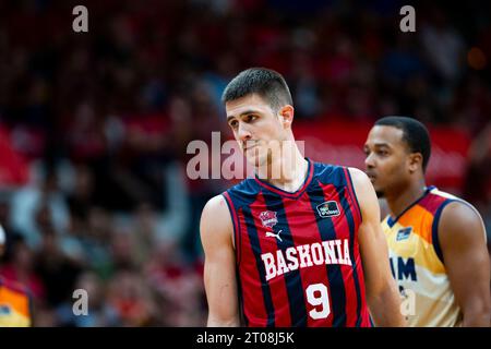 Murcia Spanien 27. September 2023: VANJA MARINKOVIC bewacht den serbischen Baskonia-Spieler während des Spiels UCAM Murcia CB gegen Baskonia Baske Stockfoto