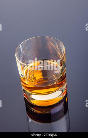 Glas Whiskey oder anderen Alkohol auf dem Spiegeltisch. Stockfoto