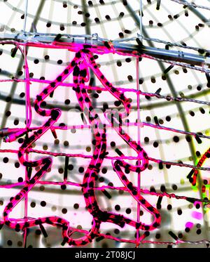Weihnachtsbaum aus roten elektrischen Lichtern. Festliche Weihnachtsbeleuchtung aus elektrischen Lampen. Beleuchtung Perl-Baum Stockfoto