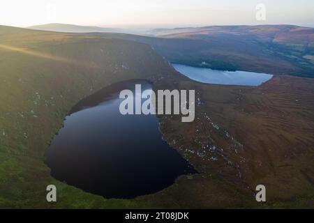 Ein Blick aus der Vogelperspektive auf den Sonnenuntergang über dem lough Bray im Wicklow Mountains-Nationalpark in Irland Stockfoto