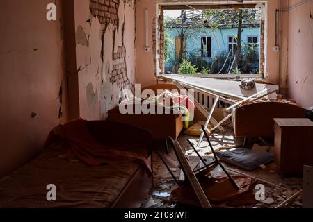 Orichhiv, Ukraine. Oktober 2023. Innenansicht einer Kammer im Stadtkrankenhaus, die durch den russischen Beschuss in Orichow zerstört wurde. Die ukrainischen Streitkräfte setzen ihre Gegenoffensive in der Nähe von Orichschiw in der Region Zaporischja fort. Quelle: SOPA Images Limited/Alamy Live News Stockfoto