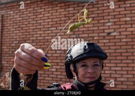 Orichhiv, Ukraine. Oktober 2023. Ein Retter zeigt eine Mantis in Orikhiv. Die ukrainischen Streitkräfte setzen ihre Gegenoffensive in der Nähe von Orichschiw in der Region Zaporischja fort. Quelle: SOPA Images Limited/Alamy Live News Stockfoto