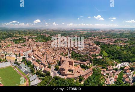 Blick aus der Vogelperspektive auf Siena, mittelalterliche Stadt in der Toskana, mit Blick auf den Dom und den Glockenturm der Kathedrale von Siena (Duomo di Siena), Wahrzeichen Mangia Tower und Ba Stockfoto