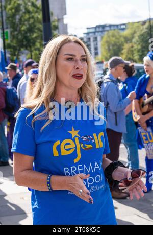 London, Großbritannien. September 2023. Lisa Burton – stellvertretende Vorsitzende von Bremain in Spanien bei der Anti-Brexit-Demonstration im März in London, in der das Vereinigte Königreich aufgefordert wird, der Europäischen Union beizutreten. Stockfoto