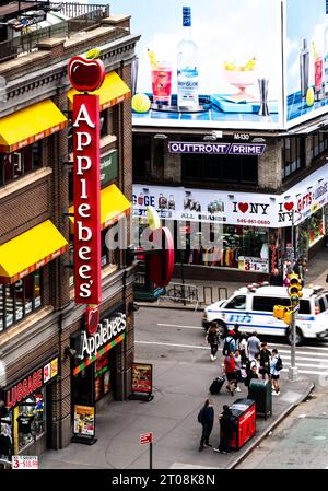 NEW YORK, USA - 16. SEPTEMBER 2023. Blick aus der Vogelperspektive auf den Applebee's Grill und die Bar an der 50th und am Broadway in New York City Stockfoto
