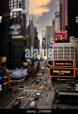 TIMES SQUARE, NEW YORK, USA, 16. SEPTEMBER 2023. Hochwinkel, vertikaler Blick auf Gebäude und elektronische Reklametafeln, die Menschen am Times Square ne begrüßen Stockfoto