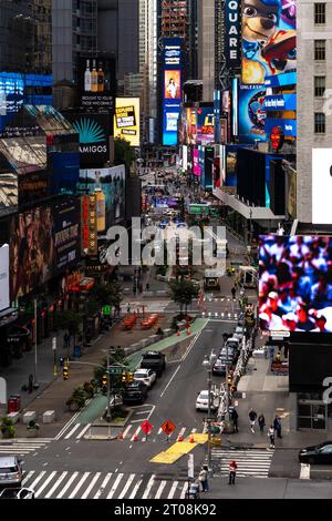 TIMES SQUARE, NEW YORK, USA, 16. SEPTEMBER 2023. Hochwinkel vertikale Ansicht von Gebäuden und elektronischen Reklametafeln mit Personen und Verkehr in Times Square Stockfoto