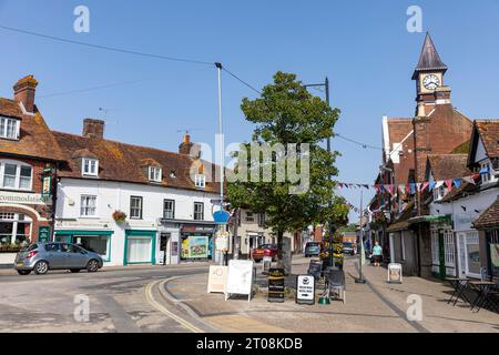 Stadtzentrum von Fordingbridge mit Straßenbündchen, September 2023 Hitzewelle in Großbritannien, Hampshire, England Stockfoto