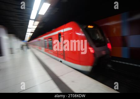 Hamburg, Deutschland. Oktober 2023. Eine moderne S-Bahn fährt bis zum S-Bahnhof Harburg Rathaus. Seit 40 Jahren verbindet die S-Bahn-Linie S3 die Hamburger Innenstadt mit dem südlich der Elbe gelegenen Stadtteil Harburg. Quelle: Marcus Brandt/dpa/Alamy Live News Stockfoto