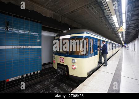 Hamburg, Deutschland. Oktober 2023. Am S-Bahnhof Harburg Rathaus besteigt ein Zugführer einen historischen S-Bahn-Zug. Die Sonderfahrt findet anlässlich des Jubiläums „40 Jahre S-Bahn Harburg“ statt. Quelle: Marcus Brandt/dpa/Alamy Live News Stockfoto