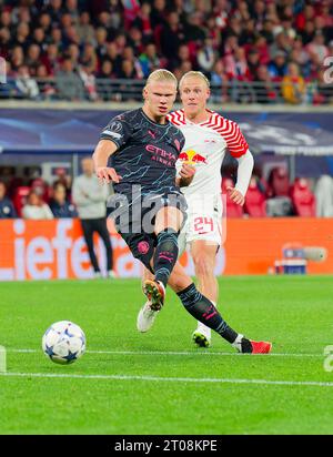 Erling Haaland, MANCITY 9 konkurrieren um den Ball, Tackling, Duell, Header, zweikampf, Action, Kampf gegen Xaver Schlager, RB Leipzig 24 im Gruppenspiel G RB LEIPZIG - MANCHESTER CITY 1-3 des Fußballs UEFA Champions League in der Saison 2023/2024 in Leipzig, 4. Oktober 2023. Gruppenphase, RBL, Red Bull © Peter Schatz / Alamy Live News Stockfoto