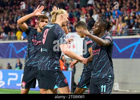 Jeremy Doku, MC 11, feiert sein Tor, Happy, lagh, Celebration, 1-3 mit Julian Alvarez, MANCITY 19 Erling Haaland, MANCITY 9 im Gruppenspiel G RB LEIPZIG - MANCHESTER CITY 1-3 der Fußball UEFA Champions League in der Saison 2023/2024 in Leipzig, 4. Oktober 2023. Gruppenphase, RBL, Red Bull © Peter Schatz / Alamy Live News Stockfoto