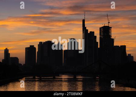 Wolken ziehen am Abend nach Sonnenuntergang über die Silhouette der Frankfurter Bank Skyline, Osthafen, Frankfurt am Main, Hessen, Deutschland Stockfoto