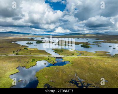 Aus der Vogelperspektive auf Loch Ba, einem Süßwasserloch im Rannoch Moor mit der landschaftlich reizvollen A82 Highlands Road, Schottland, Großbritannien Stockfoto