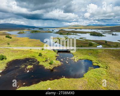 Aus der Vogelperspektive auf Loch Ba, einem Süßwasserloch im Rannoch Moor mit der landschaftlich reizvollen A82 Highlands Road, Schottland, Großbritannien Stockfoto