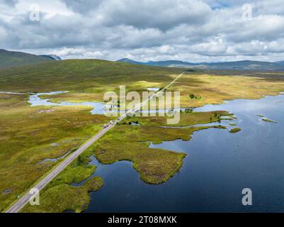 Aus der Vogelperspektive auf Loch Ba, einem Süßwasserloch im Rannoch Moor mit der landschaftlich reizvollen A82 Highlands Road, Schottland, Großbritannien Stockfoto