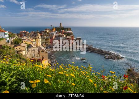 Blick auf das Dorf, farbenfrohe Häuser, Vernazza, Nationalpark Cinque Terre, Ligurien, Italien Stockfoto