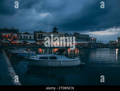 Boote parkten in einem Yachthafen auf kreta, griechenland Stockfoto