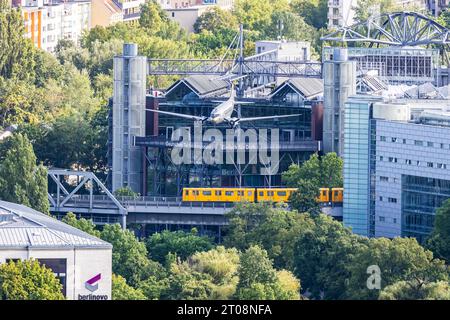 Deutsches Technikmuseum, Außenansicht, auf dem Dach ein Douglas C-47 Skytrain, Sultanabomber, Berlin, Deutschland Stockfoto